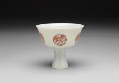 图片[2]-White stem cup with encircled phoenix decoration in overglaze red, Qing dynasty (1644-1911)-China Archive